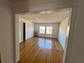 Building Photo - 1333 W Foster Ave