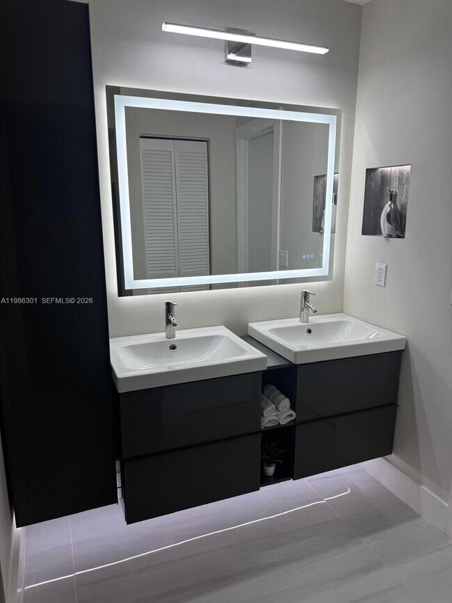 Building Photo - 436 Lakeview Dr