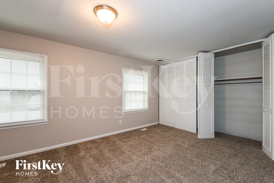 Building Photo - 9846 Rivermont Dr