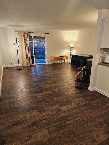 Building Photo - 905 Denise Ct SE