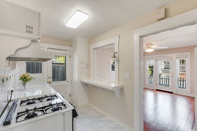 Building Photo - 332 Waverley St