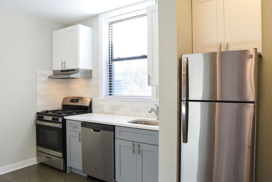 Building Photo - 2623 W Berwyn Ave