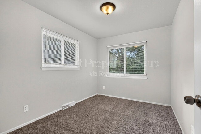 Building Photo - 235 Flora Dr