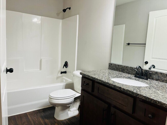 Building Photo - WOW! 5 bed, 4 full baths, brick exterior, ...