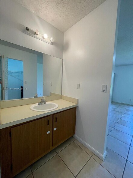 Building Photo - 493 Hardwood Pl