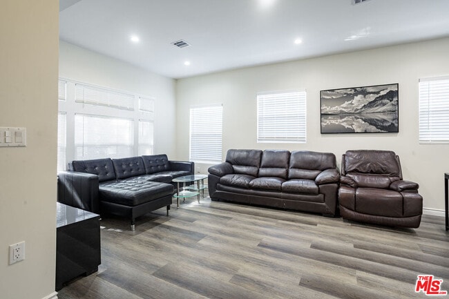 Building Photo - 1475 W 22nd St