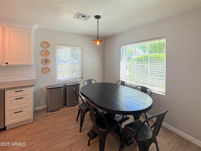 Building Photo - 6 N Fraser Dr E