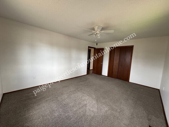 Building Photo - 3 Bedroom, 1 Bath Home on a Corner Lot