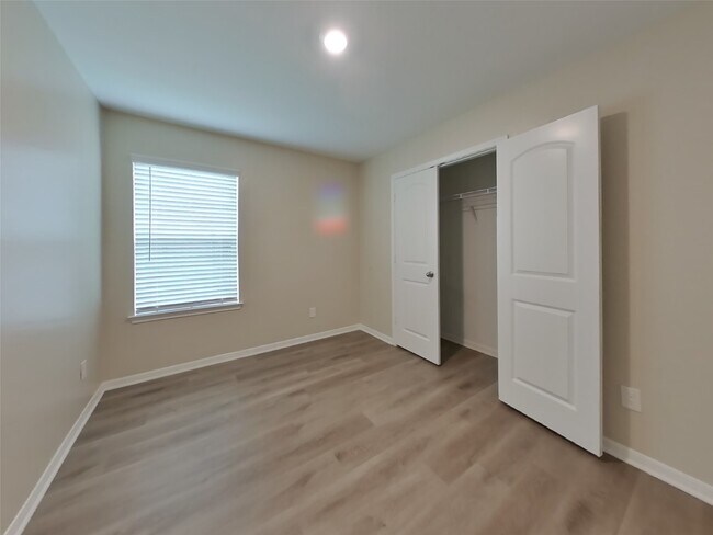 Building Photo - 805 Painted Bison Dr