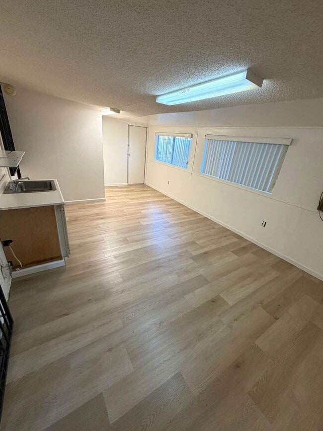 Building Photo - Charming 4 bedrooms single family home in Delano - Schedule your tour now!