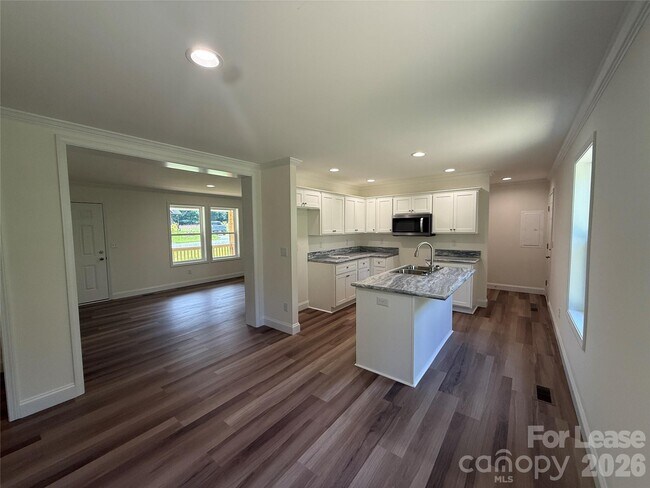 Building Photo - 204 Oscelake Way