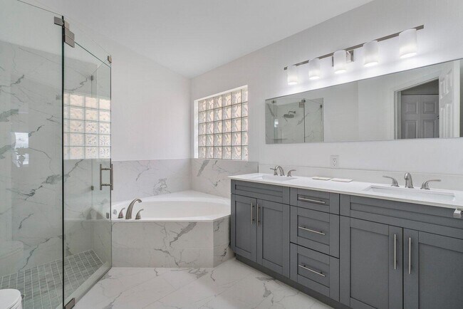 Building Photo - 2453 Country Golf Dr