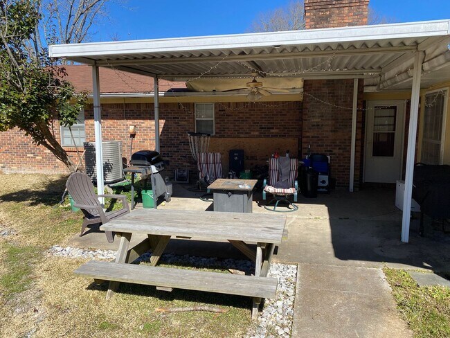 Building Photo - 5 BR 3 full BA House