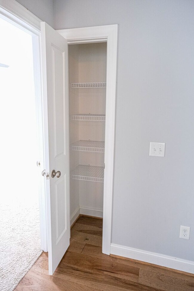Building Photo - 3 Bedroom, 2.5 Bath in Prime Location! Law...