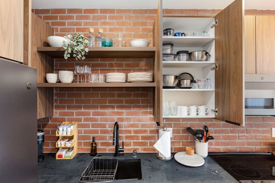 Building Photo - 905 17th Ave