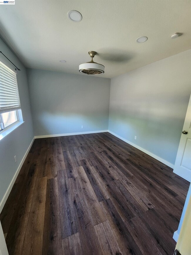 Building Photo - 4985 N Holt Ave