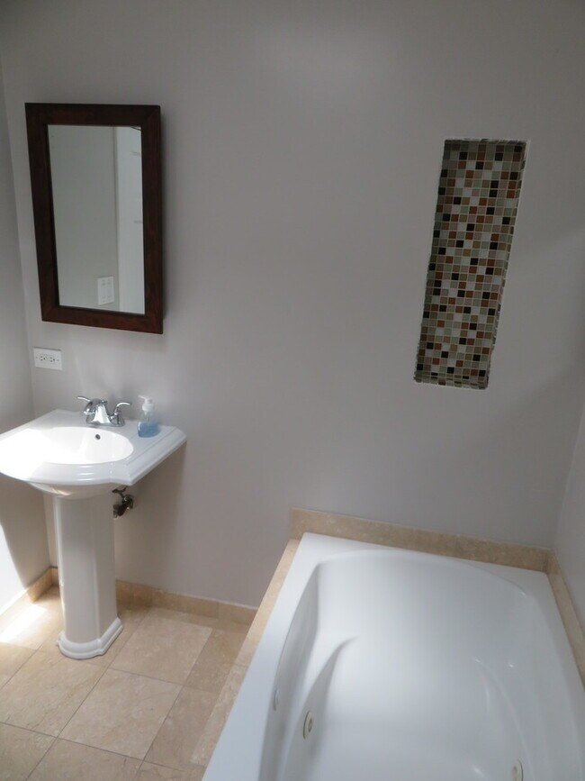 Building Photo - 932 Brantwood Ave