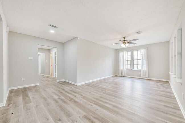 Building Photo - 305 Red Haven Dr