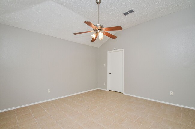 Building Photo - Beautiful spacious home available for rent !