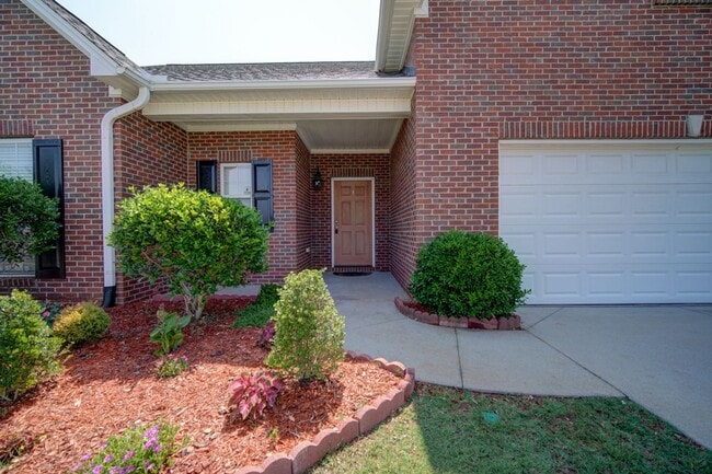 Building Photo - 4 BR/2 BA, 1 Car Garage, Charming Home in ...