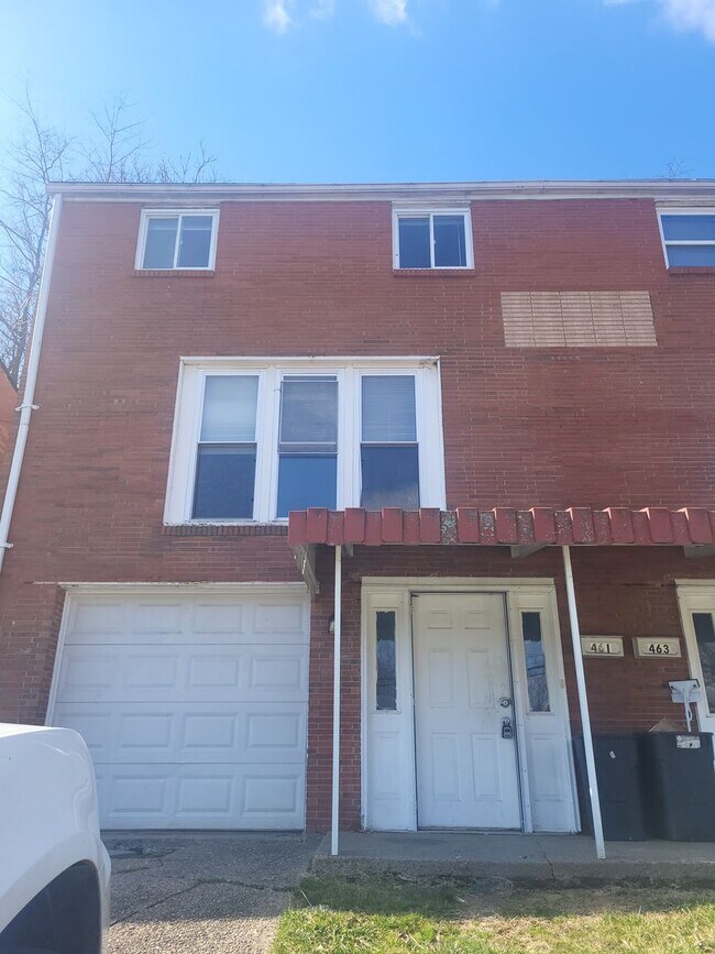 Building Photo - 3 bedroom duplex in Penn Hills with drivew...