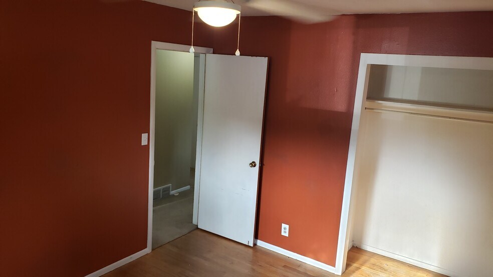 Building Photo - 1400 Brentwood Dr