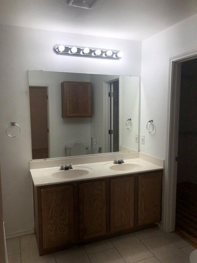 Building Photo - 713 Camino Alto Dr