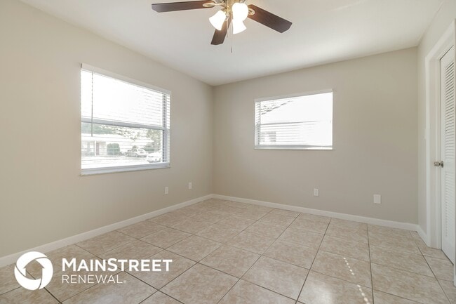 Building Photo - 215 Lochmond Dr