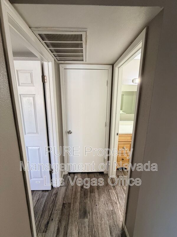 Building Photo - 1405 E Vegas Valley Dr
