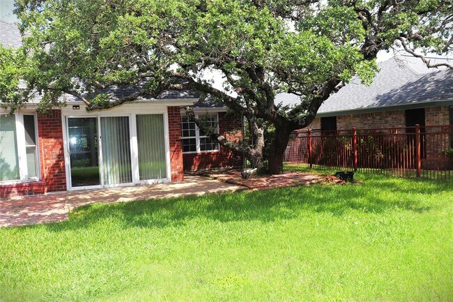 Building Photo - 211 Fox Crossing