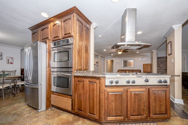 Building Photo - 3 Bedroom 2 Bath Back Bay Luxury Rental Home