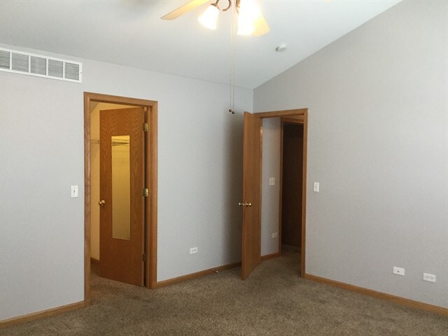 Building Photo - 2122 Willow Lakes Dr