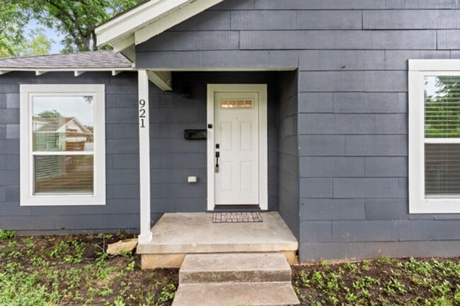Building Photo - 921 N 10th St