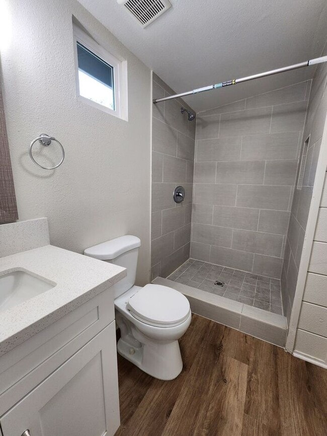 Building Photo - ** RENT READY ** Back Private Studio with ...