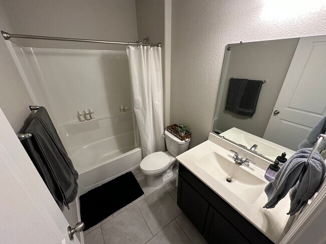 Building Photo - Beautiful Spacious Home!! Don't miss this ...
