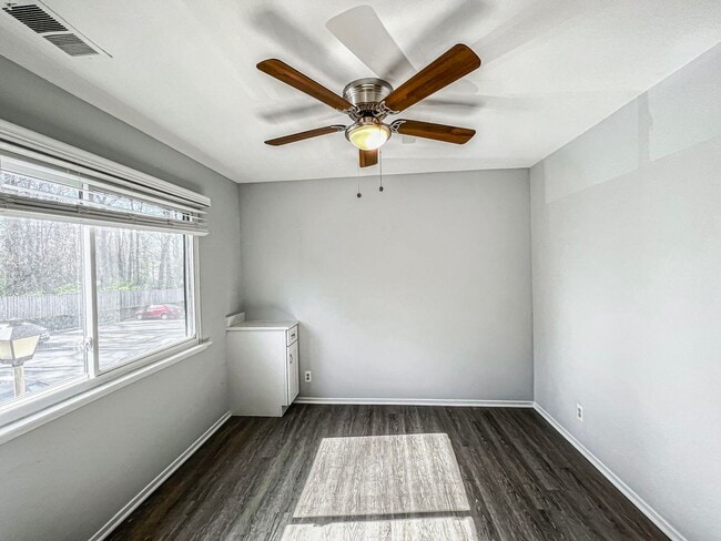 Building Photo - Recently Renovated Contemporary Apartment In Lovely Mosbys Landing