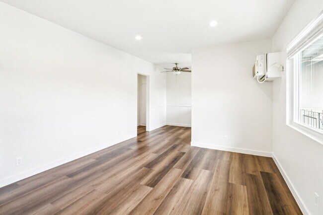 Building Photo - 1 bed 1 bath with pool and laundry!