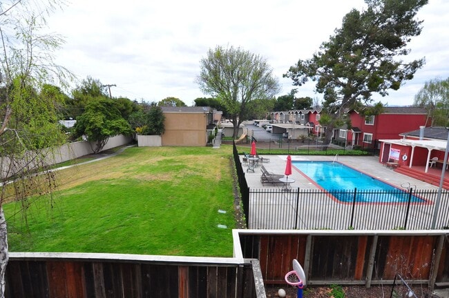 Building Photo - 532 Tyrella Ave