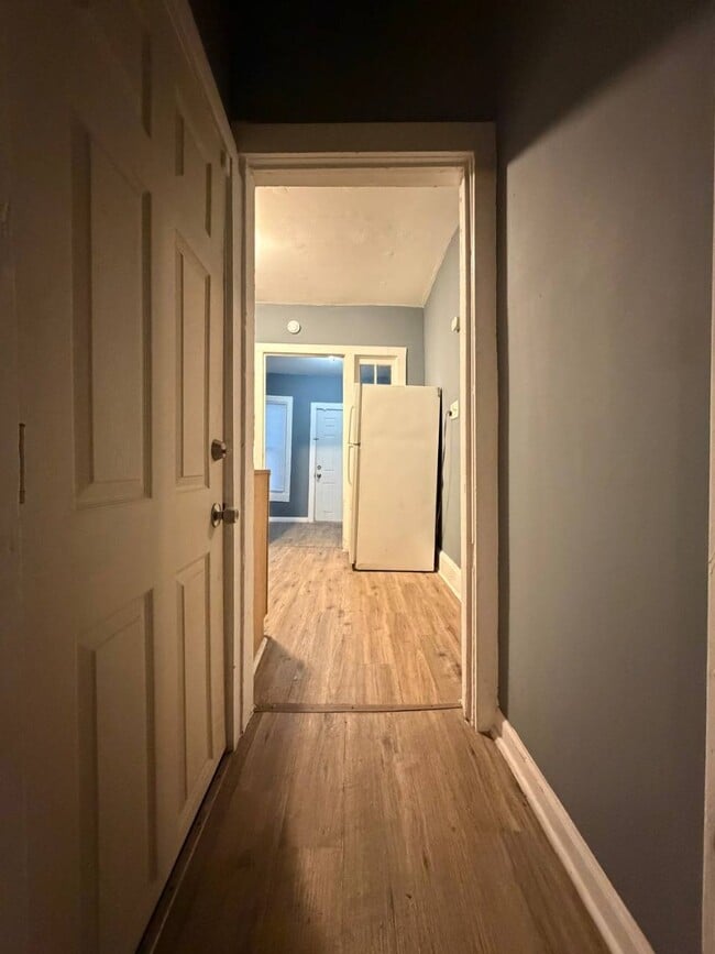 Building Photo - 3BR Single-Family Home with Basement & Off-Street Parking