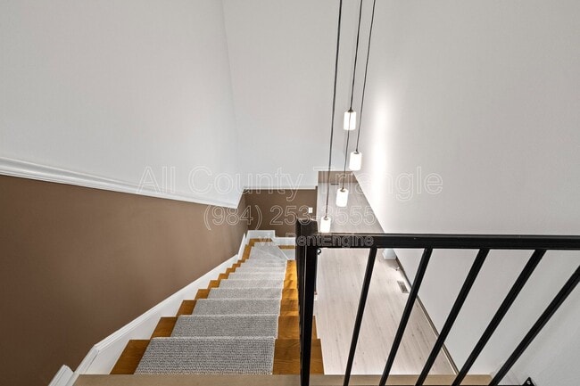 Building Photo - 5105 Pine Dr