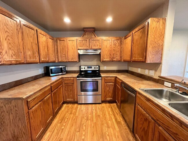 Building Photo - $500 OFF FIRST MONTHS RENT | Sweet Home in Hope Crossing!