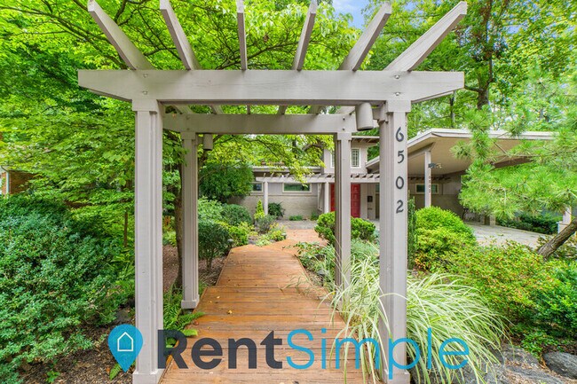 Building Photo - 6502 Lakeview Dr