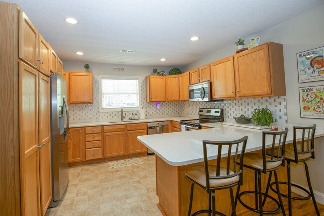 Building Photo - 225 Adams Cir