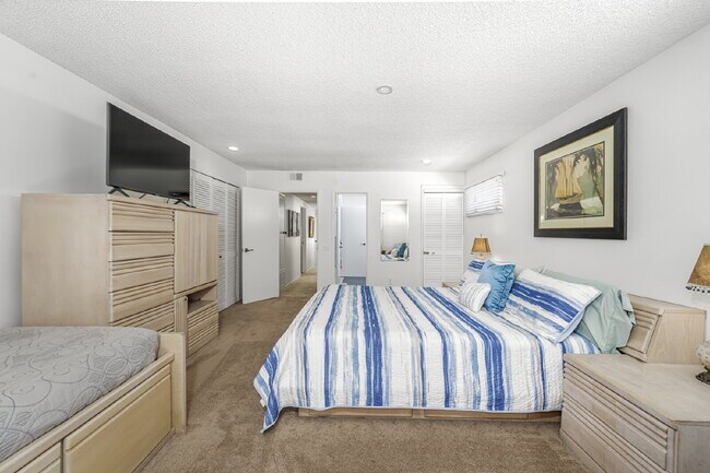 Building Photo - Fully Furnished Island Life Waterfront Ret...