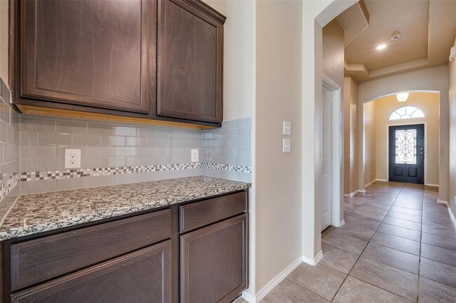 Building Photo - 2025 Lake Vista Dr