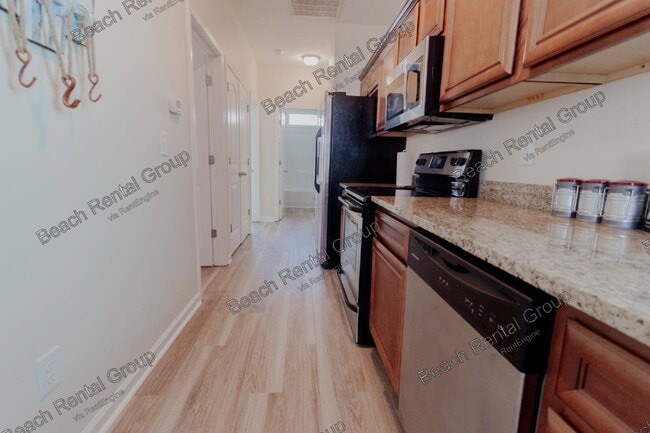 Building Photo - 605 Surfsong Way