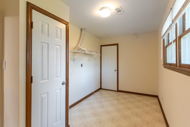 Building Photo - 2701 Poppy Way