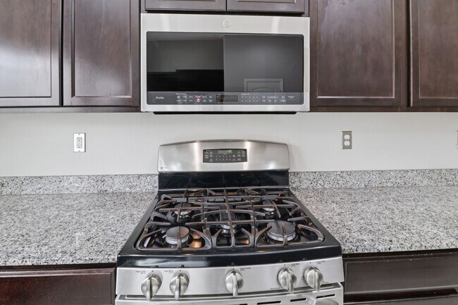 Building Photo - SW!!! Casita!!!! Single Story!!! 4 Bedrooms!!! Gated!!! End or Cut De Sac!!! Community green area...