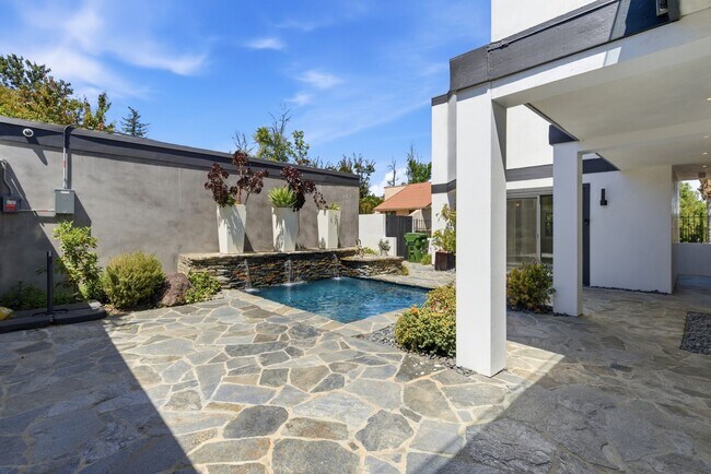 Building Photo - Luxury waterfront living in Calabasas