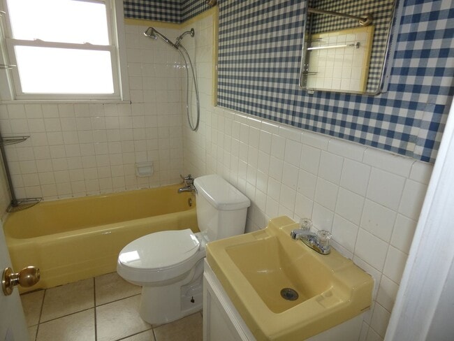 Building Photo - 2 bedroom, 1 bath